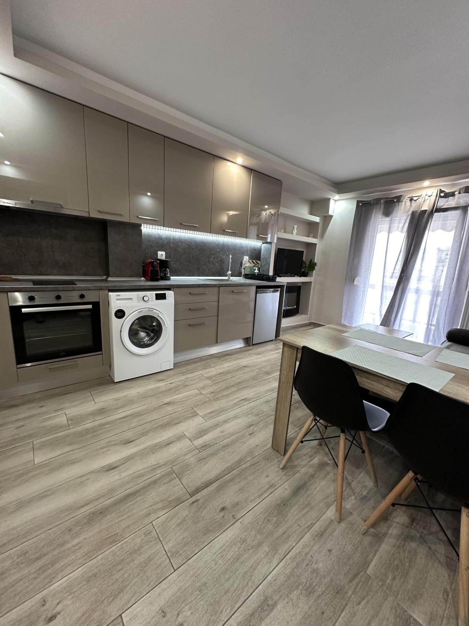 Minimalist Apartments W/ View Thessaloniki Exterior photo